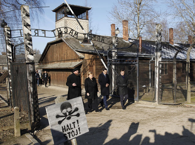 Поред натписа Рад ослобађа, страдало је више од МИЛИОН људи: Ово је најмрачније место немачке историје, a Меркелова je први пут посетила Аушвиц (ФОТО/ВИДЕО)